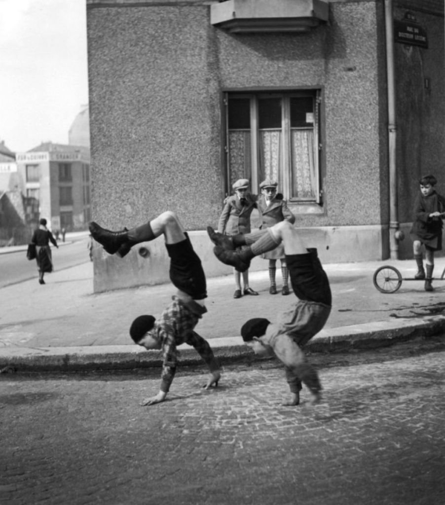 Les frères, rue du docteur Lecène - 1944 - Robert Doisneau 